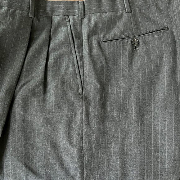 Brooks brothers grey and white pinstriped man’s suit, 100% wool, 43reg, 38 w - Picture 12 of 14